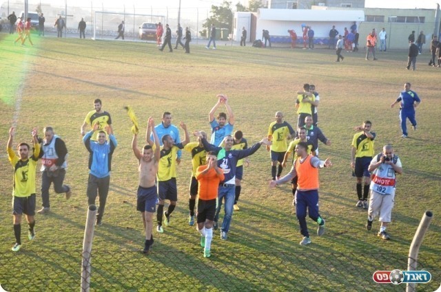 הלחץ באיכסל עולה. שחקני כפר קרע חוגגים (צילום: אחמד עוויסאת)