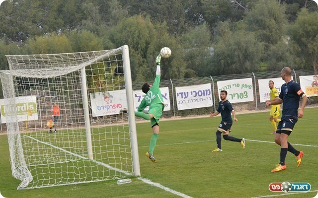 קריית גת חיפשה עוד. פאר הודף את הבעיטה של פורת (צילום: ולדי מויסייב)