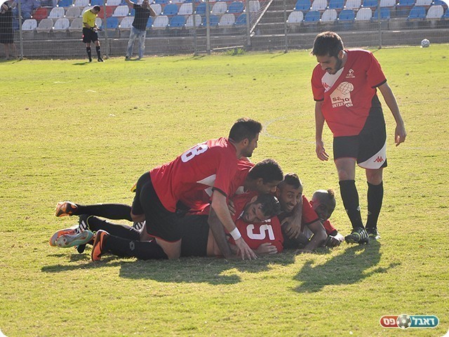 ערימת ילדים על אופק מלול (צילום: קובי פורטל)