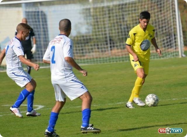 יפו נכנסה למגננה. עובדיה מול ברסקי ושוסט (צילום: ולדי מוסייב)