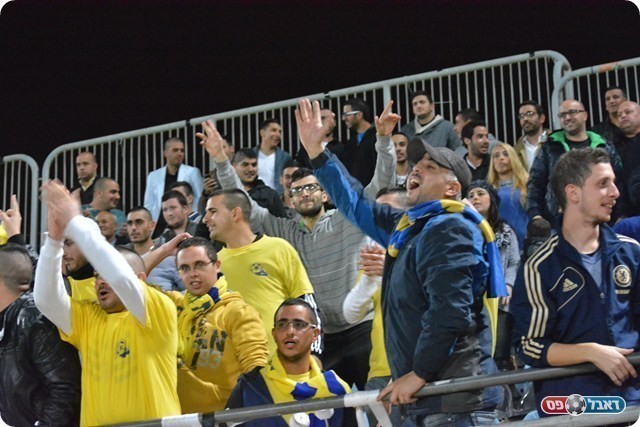 רק הם ומרמורק. אוהדי קריית גת (צילום: ולדי מויסייב)