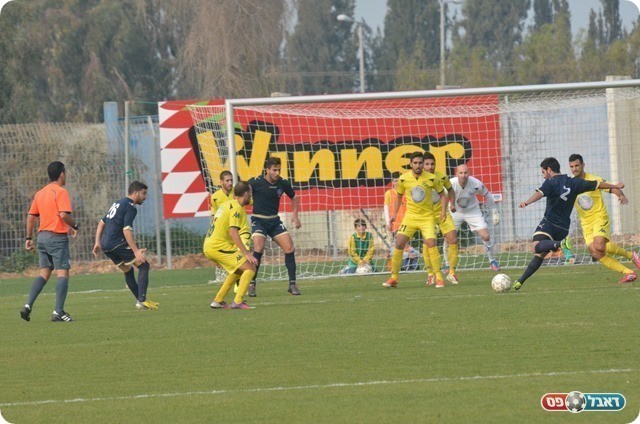 האורחים ניסו לצמק. חפץ מנסה לאיים על השער (צילום: ולדי מויסייב)