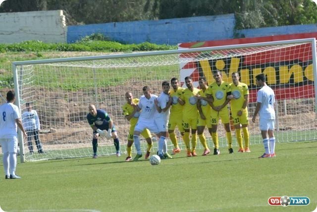 חזרו למשחק מוקדם. אפריאט מתכונן לבעיטה החופשית (צילום: ולדי מויסייב)