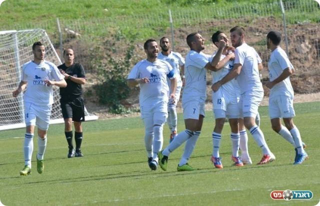 וחוגג עם החברים (צילום: ולדי מויסייב)