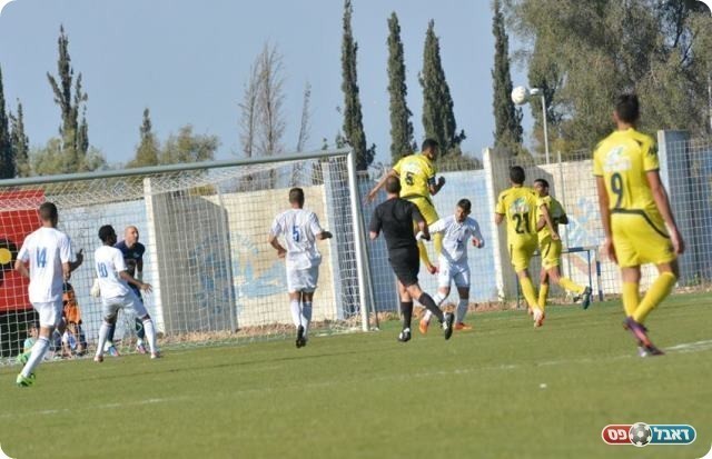 ב"ש לחצה דרך הגבהות. עוד כדור מסוכן מורחק (צילום: ולדי מויסייב)