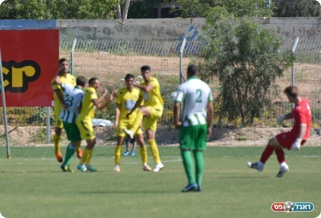 מנע שער מעמיתו. מיסקה בועט (ולדי מויסייב)
