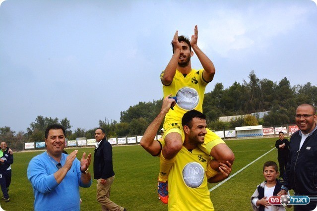 שוב נקודה מהפסגה. אדלשטיין על הכתפיים (צילום: ולדי מויסייב)