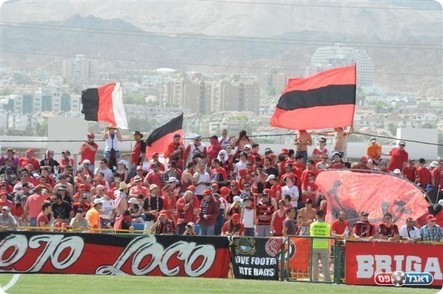 יגיעו לטדי ביום חמישי ? אוהדי קטמון באילת (צילום: אלון יהב)