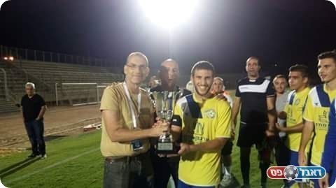 נציג ההתאחדות, גיא גולדפרב, מעניק את הגביע (אלי שמואלי)