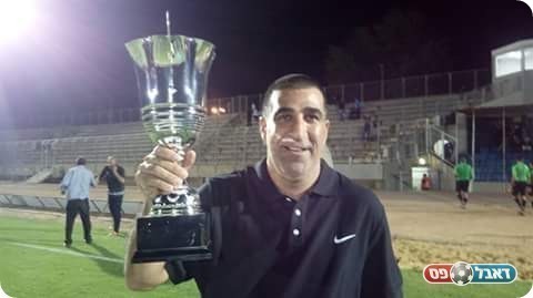 המאמן המנצח, יוסי גורדנה, עם הגביע (אלי שמואלי)