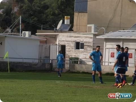 אדום מיותר. כהן-סמט (מספר 11) יורד מן המגרש (אלון יהודיוף)