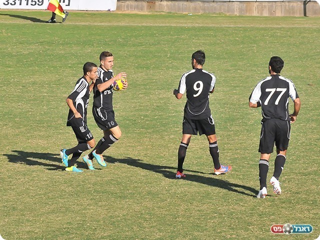 אלקנתי חוגג את השוויון עם חברים (צילום: קובי פורטל)