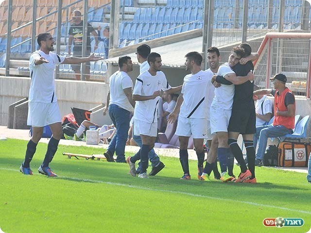 שחקני בית שאן חוגגים (צילום: ארנון לוי)