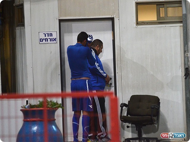 מוחמד אזברגה בכניסה לחדר ההלבשה (צילום: קובי פורטל)