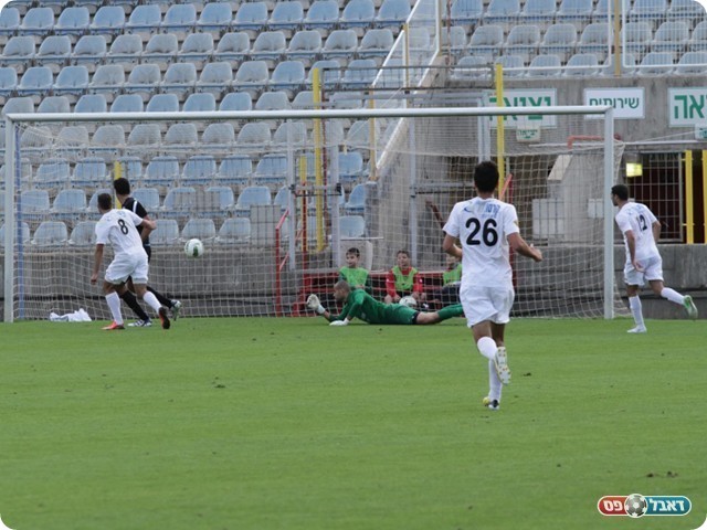 מקרוב דחק פנימה (צילום: קובי רוזן)