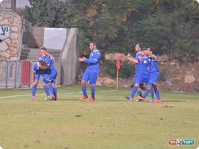 שחר הירש חוגג עם החברים (צילום: ארנון לוי)