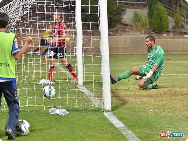 וקובע 0:2 (צילום: ארנון לוי)