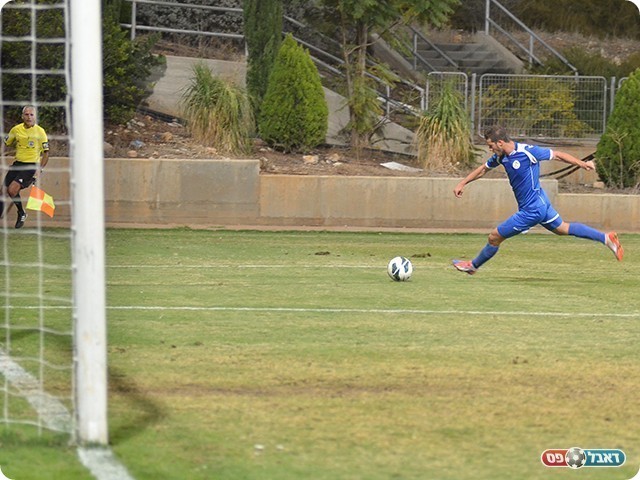 החלוץ המצוין מזווית קשה בועט (צילום: ארנון לוי)