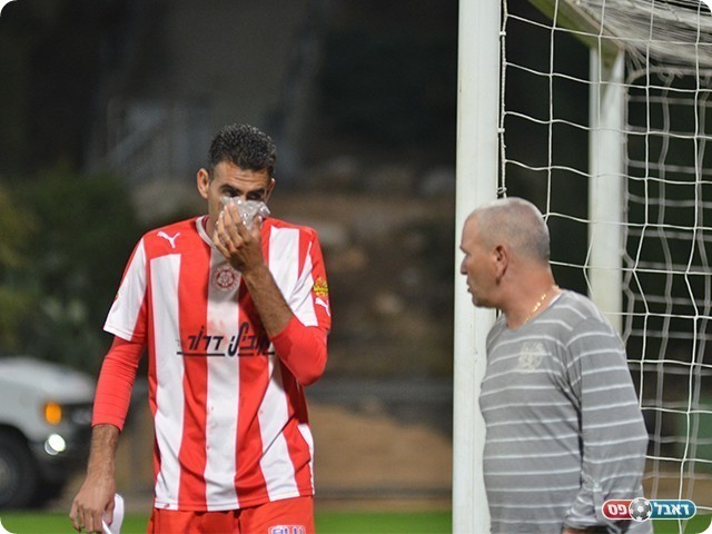 חודדה, נאלץ לסיים את המשחק אחרי 18 דקות (צילום: קובי פורטל)