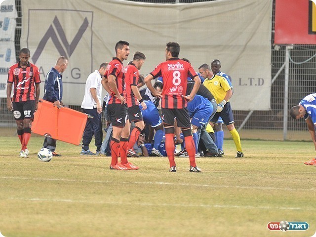 רגעים די מלחיצים בגרין, עידו מקבל טיפול (צילום: ארנון לוי)