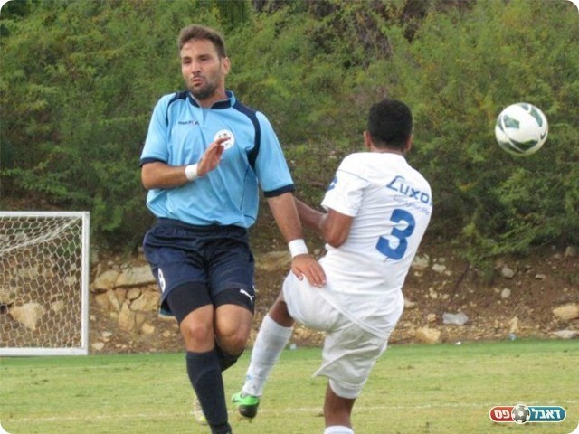 אורן עידו בתכלת (צילום: מוחמד חאדר אניס)