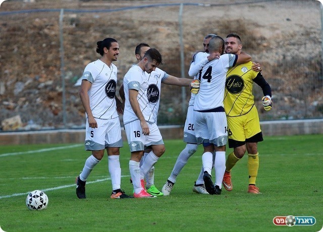 שחקני טבריה יחד עם המצטיין עדי תדמור (עודד חסין)