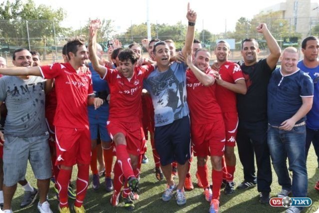 חגגו כאילו עלו ליגה. אנשי רמת ישראל (צילום: מוטי קימחי)