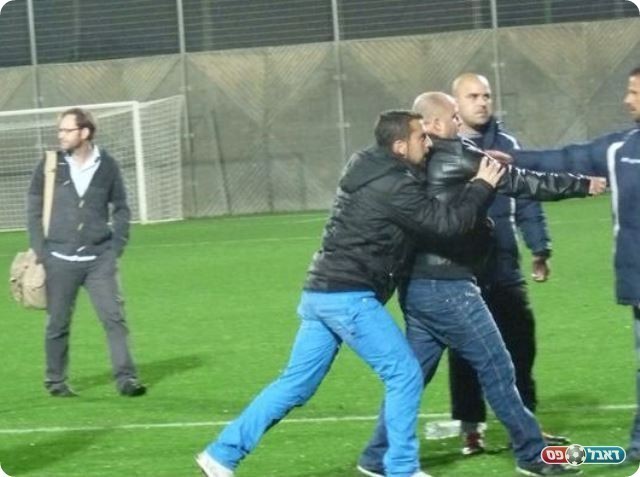 רצו לבוא עם ג'ורג' חשבון. אוהדי יבנה (צילום: אלי שמואלי)