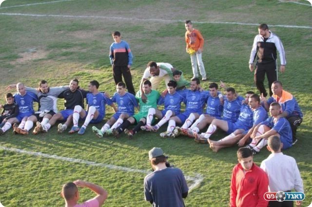 סופרים את המחזורים. שחקני מג'דל חוגגים (צילום: מ'באדה פרחאת)