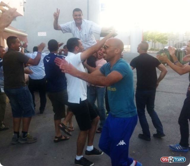 ניצחון בדרבי. אנשי מכבי איכסל חוגגים 