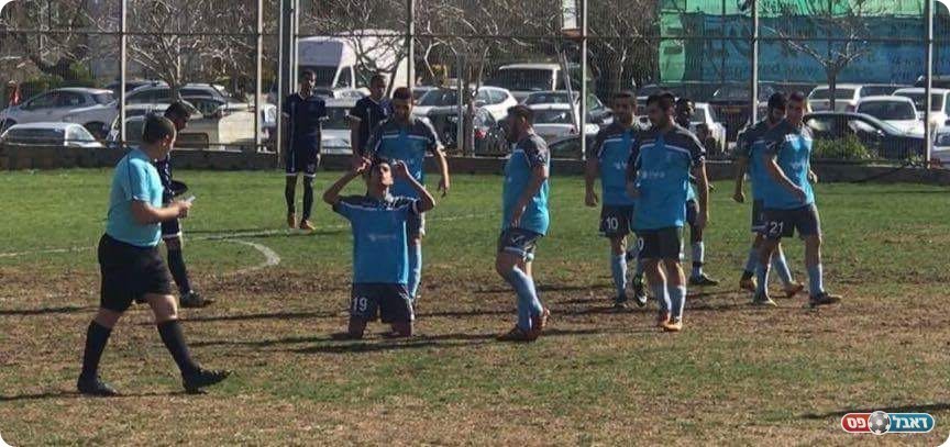 עידן מסיקה חוגג את השער ומסמן למי הוא מוקדש (לירון ברדה)