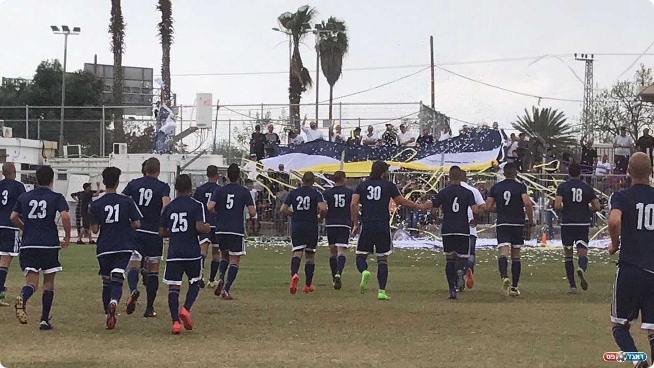 שחקני הקבוצה מודים לקהל (יח"צ)