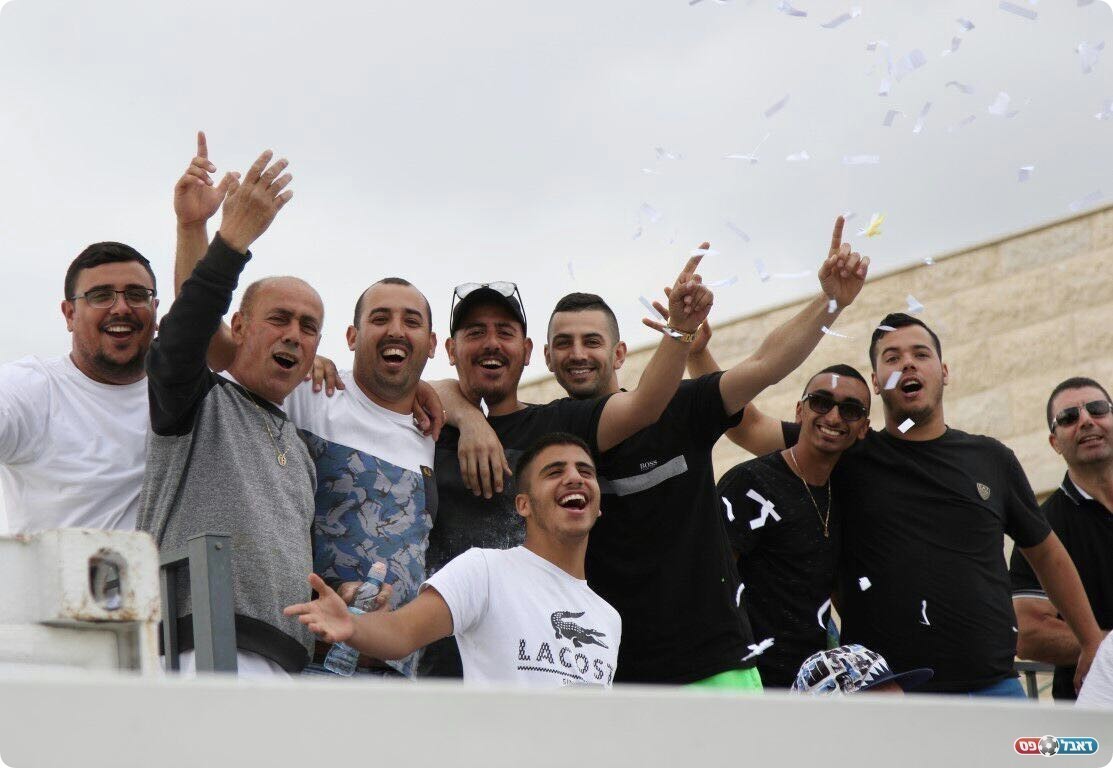 חגיגות גם ביציע (יח"צ)