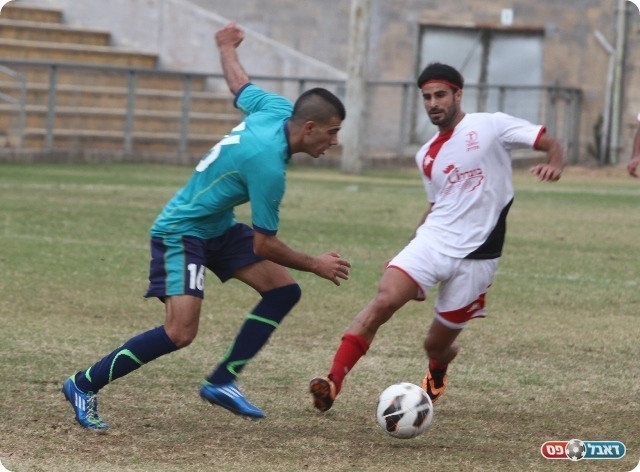 תופקד במרכז השדה. דנין מול סלביס (צילום: שלומי גבאי)