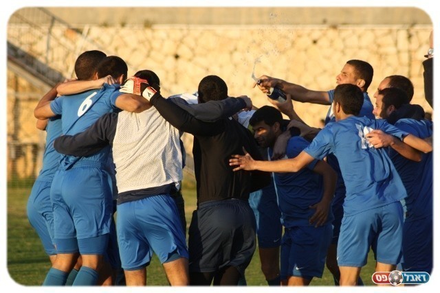 יכולה להיות קבוצה מצוינת. שחקני בית שאן חוגגים עלייה (צילום: אחמד עזאיזה)