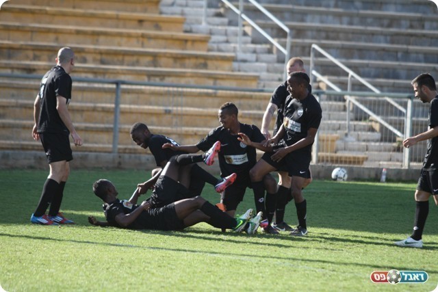 הפועל חדרה חוגגת השארות.(צילום:שלומי גבאי)