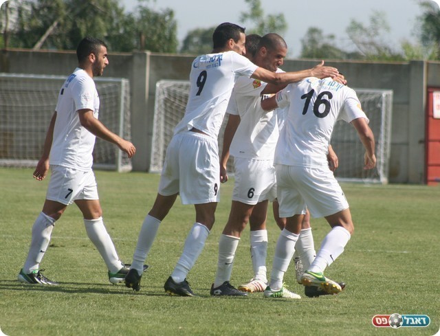 שחקני הרצליה חוגגים שיויון זמני.