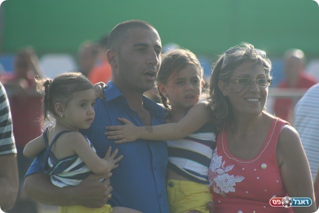 רפי בוסקילה עם המשפחה.עונה גדולה למאמן