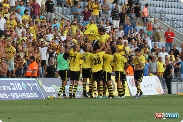 שירים שהזכירו את ימי האליפות. אוהדי נתניה והשחקנים בסיום (צילום: קובי רוזן)