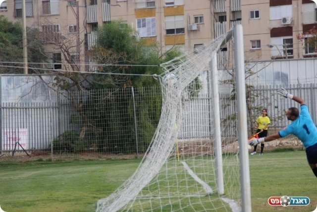 חוק יתרון לטבריה. הכדור של בן דוד ברשת (צילום: עודד חסין)