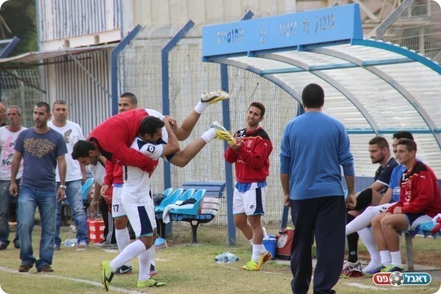 חוגגים ניצחון בכורה. שחקני טבריה (צילום: עודד חסין)