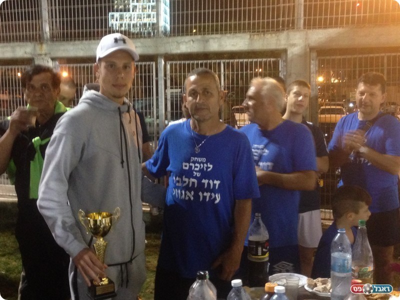 בנו של עידו אגוזי, עומר (משמאל), מקבל גביע הוקרה (אלי שמואלי)