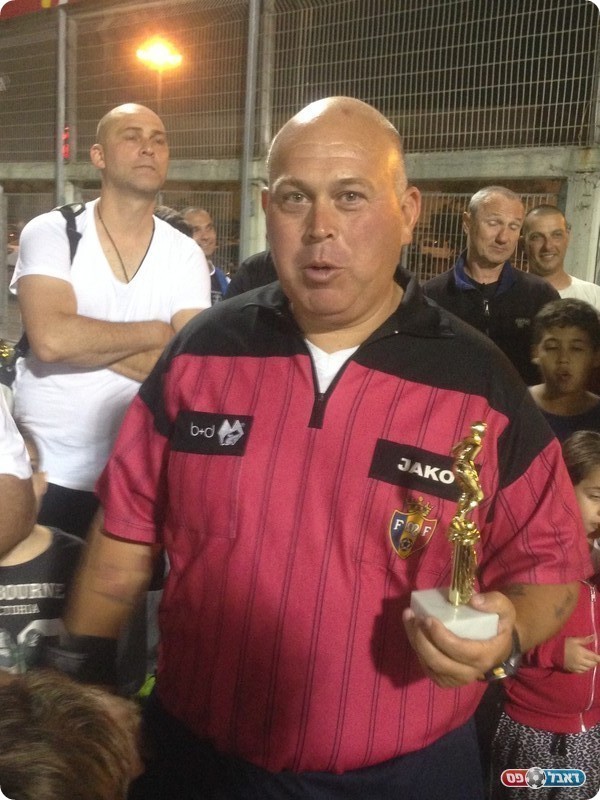 הגיע בהתנדבות וקיבל גביע. השופט, פליקס ויליק (אלי שמואלי)