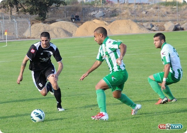 תיקו לטובת הרצליה. עידן דוד עוצר את שלום עקיבא (צילום: עודד חסין)