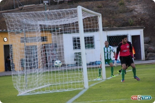 נבדל מוצדק. הכדור של בן דוד ברשת (צילום: עודד חסין)