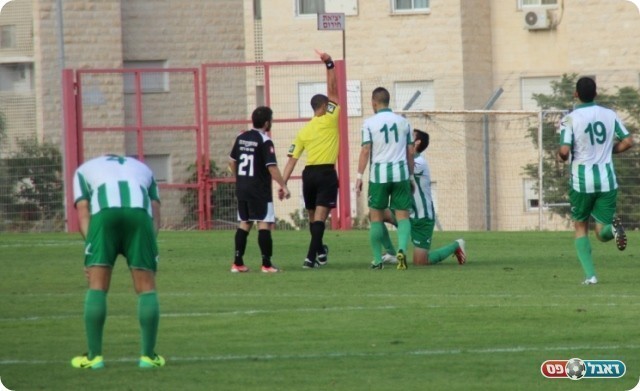 אדום מוצדק. נאסראלדין מורחק (צילום: עודד חסין)