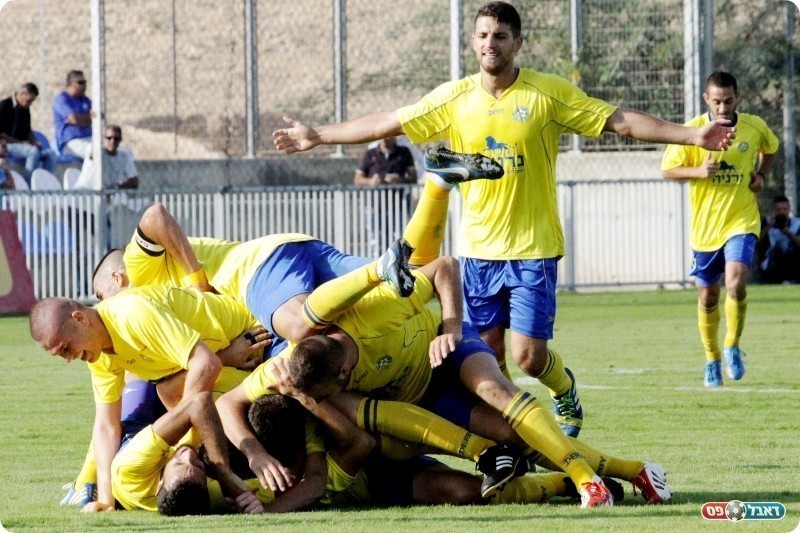 ניצחון גדול. שחקני ב"ש חוגגים (צילום: שי מוגילבסקי)