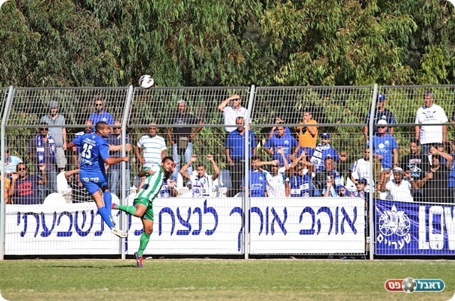 תחושה ביתית. אזולאי וגרוסבך על רקע אוהדי שעריים (צילום: קובי רוזן)