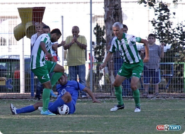 תיקו במחצית. מגמדוב ואלגרבלי במשימת ניקוי (צילום: קובי רוזן)