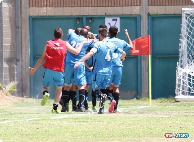 חוגגים את הראשון (עבדאללה אזברגה)